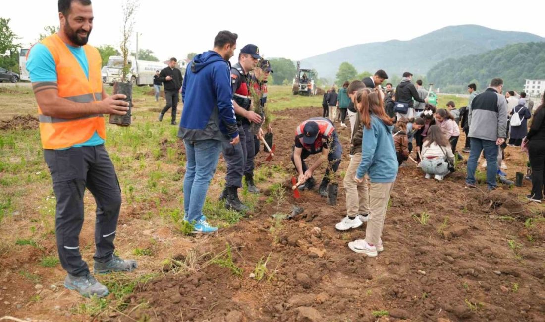 DÜZCE(İHA) – Düzce Üniversitesi (DÜ) öğrencileri sel felaketinden etkilenen ve