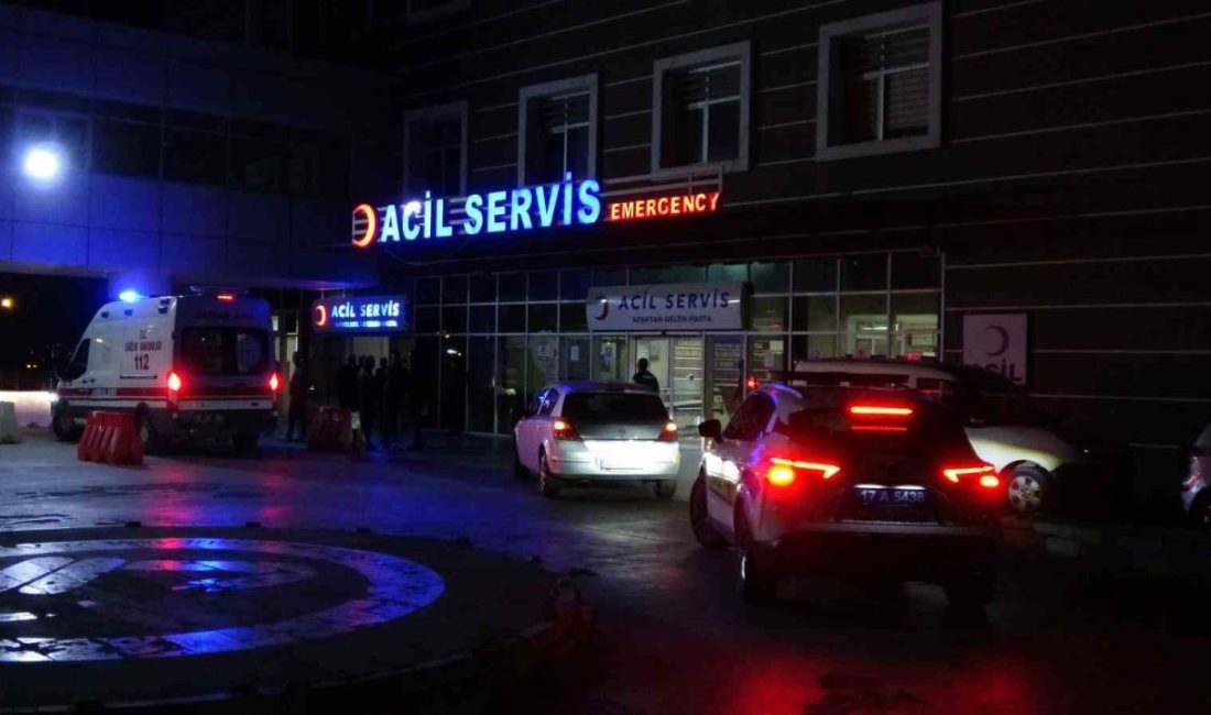 “Dur” ihtarına uymayan otomobili kovalan motosikletli asayiş ekibinin çarptığı yaya ağır yaralandı Çanakkale’de “dur” ihtarına uymayan otomobil ile kovalamaca yaşayan motosikletli asayiş