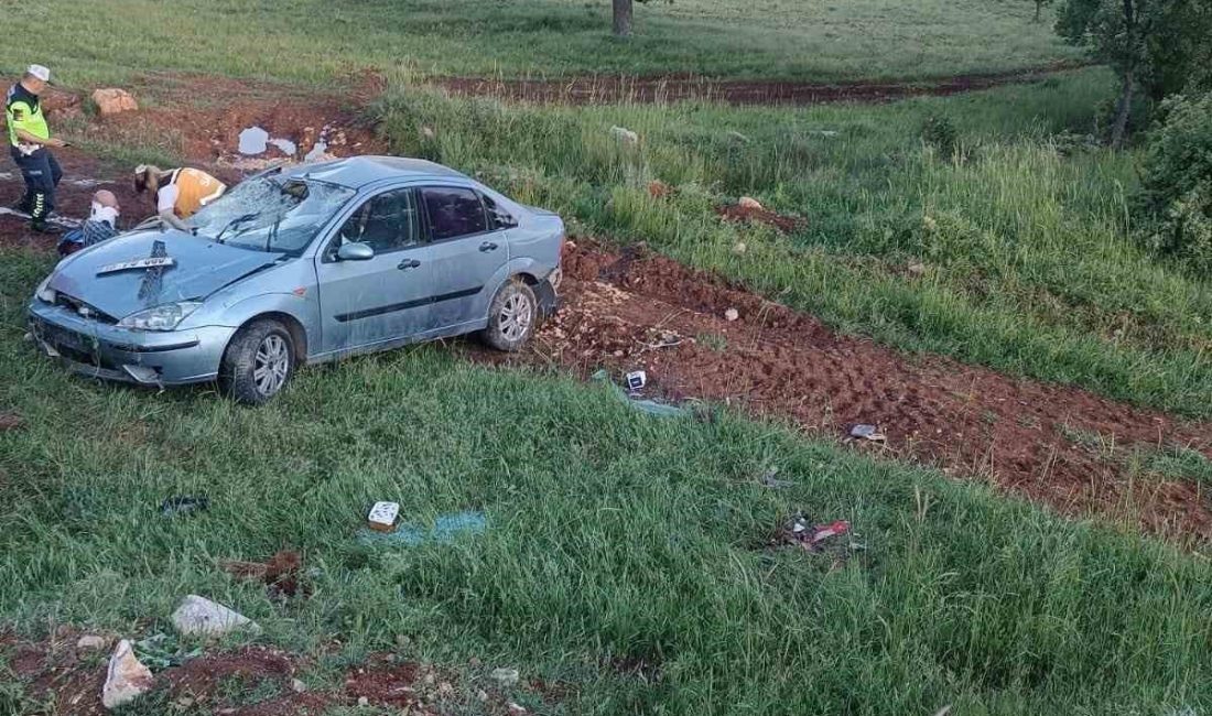 Dursunbey’de otomobil şarampole uçtu; 3 yaralı Balıkesir’in Dursunbey ilçesinde yoldan çıkarak şarampole uçan otomobildeki sürücü ve