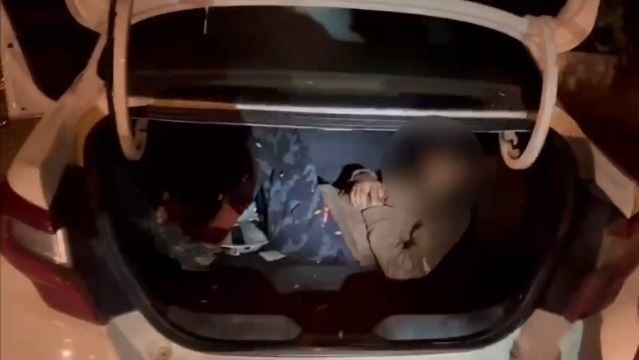 Düzensiz göçmenler otomobil bagajında yakalandı Van’da polis ekiplerince düzenlenen operasyonda bazıları otomobil bagajında olmak üzere