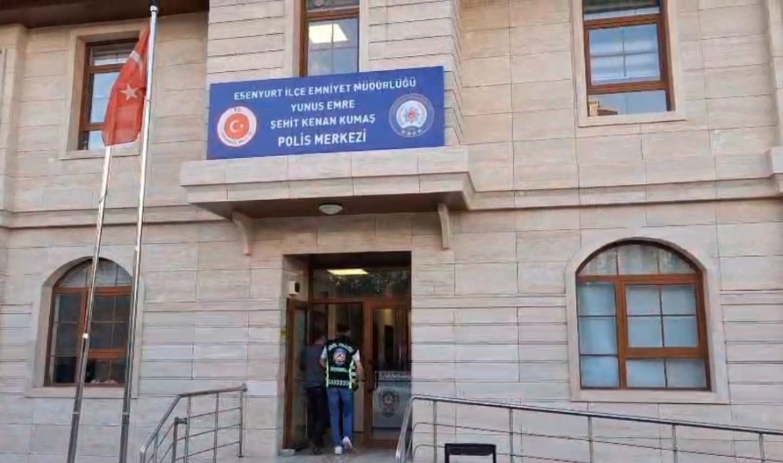 İstanbul Esenyurt’ta E-5 Karayolu’ndan yan yola geçmek isteyen vatandaşların önüne