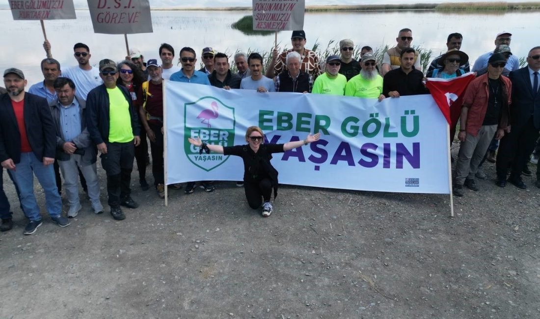 Afyonkarahisar’ın Çay ilçesinde sivil toplum kuruluşları üyeleri Eber Gölü’nün kurtarılması