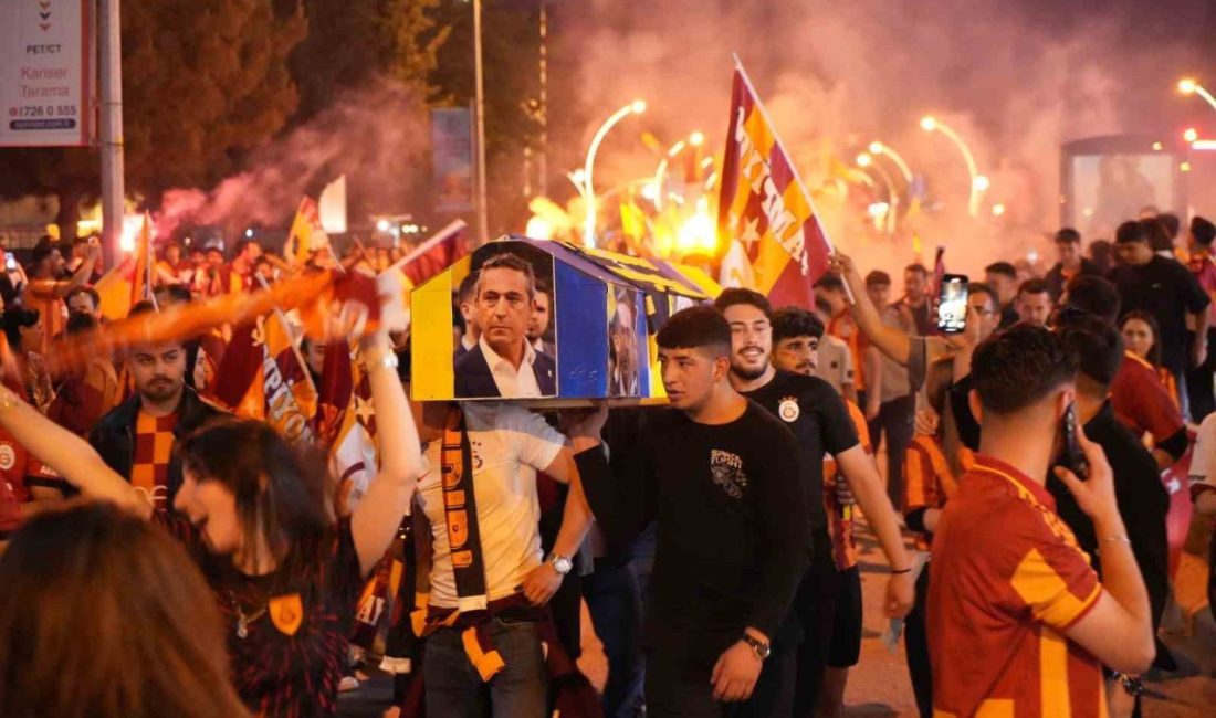 Edirne’de Galatasaray taraftarından ilginç şampiyonluk kutlaması Süper Lig’in 36. haftasında 25. şampiyonluğunu ilan eden Galatasaraylı taraftarlar
