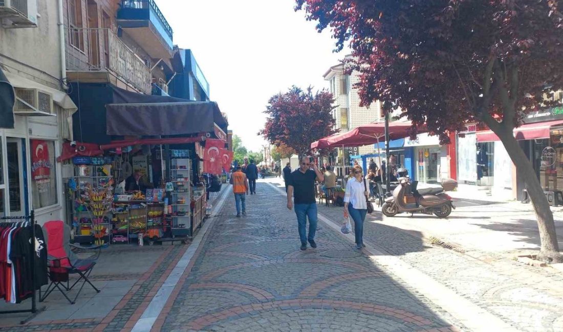 Edirne’de, Galatasaray’ın şampiyonluğu için asılan dev 5 yıldızlı bayrak, Fenerbahçeli
