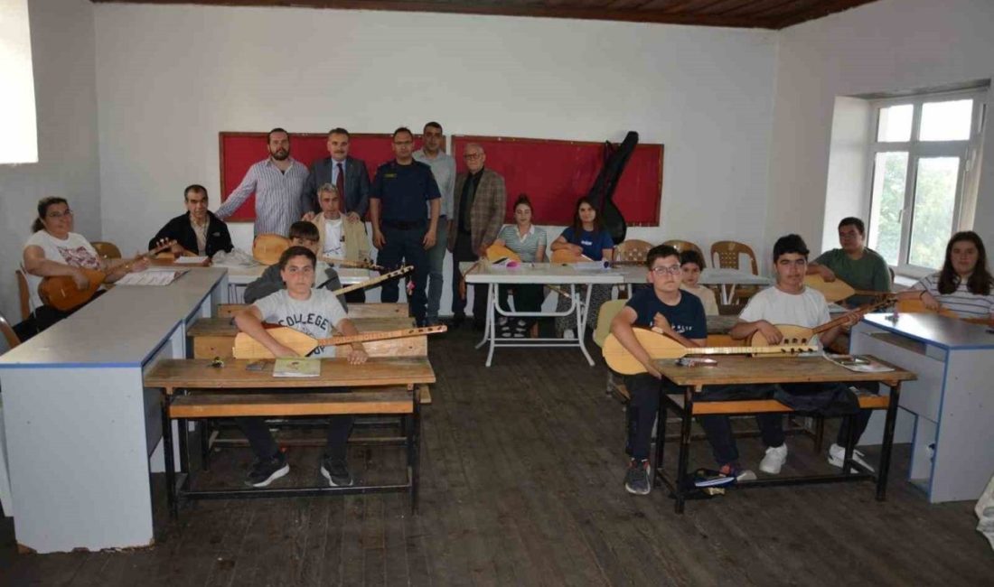 Edremit’te açılan bağlama kursu ağır misafirleri ağırladı Edremit’e bağlı Tahtakuşlar Mahallesi, kültürel etkinliklere ev sahipliği yapmaya devam