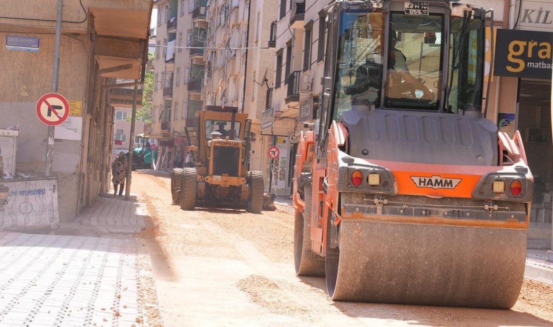 Elazığ Belediye Başkanı Şahin Şerifoğulları tarafından kent genelinde başlatılan asfaltlama