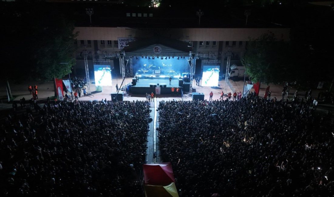 Elazığ’da Emre Altuğ rüzgarı Fırat Üniversitesinin 50. yılı kutlamaları dolayısıyla Elazığ Belediyesi tarafından düzenlenen