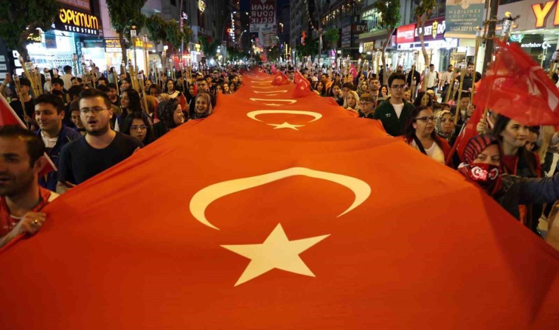 Elazığ’da fener alayı renkli görüntüler oluşturdu Elazığ’da 19 Mayıs Atatürk’ü Anma, Gençlik ve Spor Bayramı’nın 106.