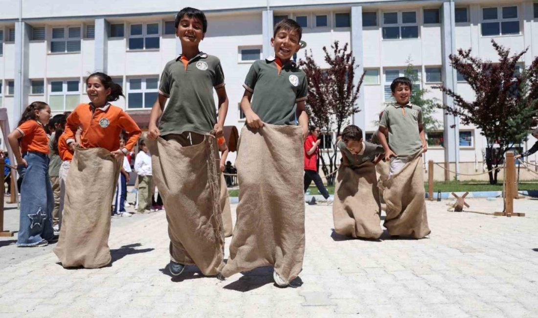 Elazığ’a yüzlerce çocuk, Geleneksel Oyun Tırı’nın düzenlediği etkinliklerde doyasıya eğlendi.