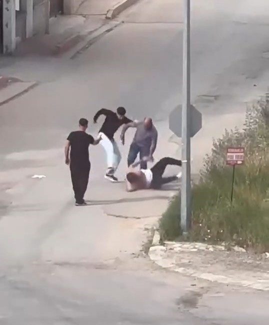 Elazığ’da iki grup arasında kavga Elazığ’da iki grup arasında tekmeli yumruklu kavgada 1 kişi yaralanırken,