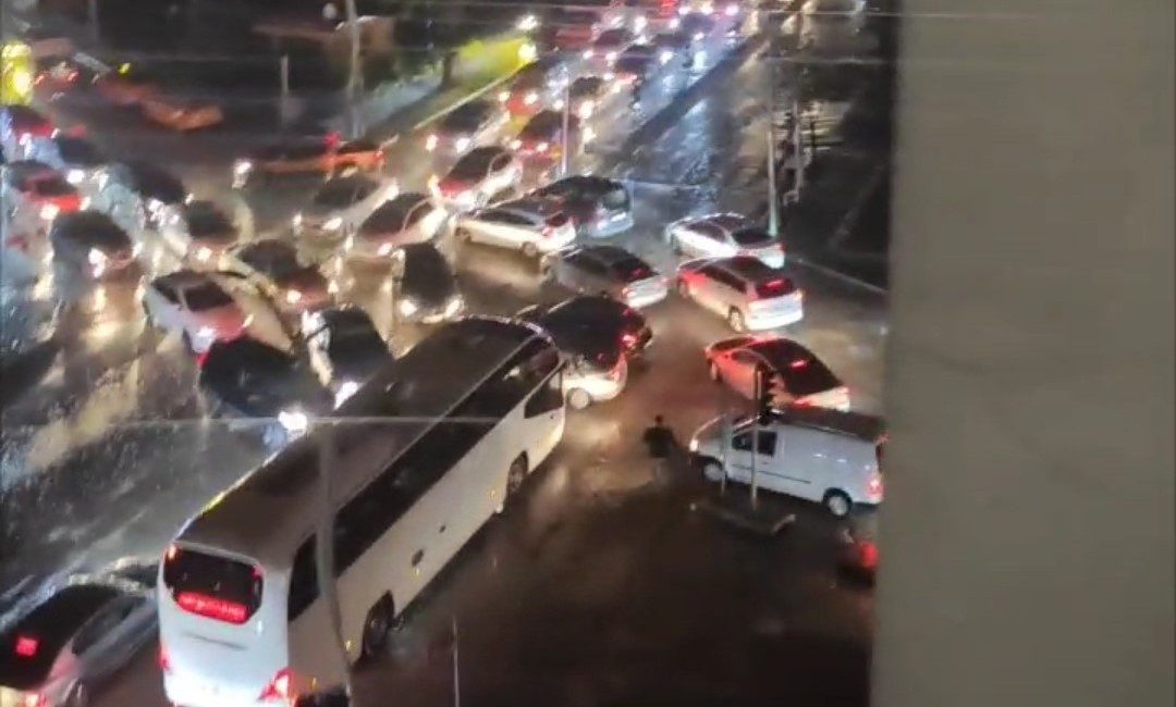 VAN (İHA) – Van’da elektrik kesintisi nedeniyle trafik ışıkları devre