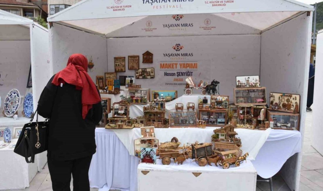 Emekli olduktan sonra maket ve minyatür eserler yapmaya başlayan sanatçının