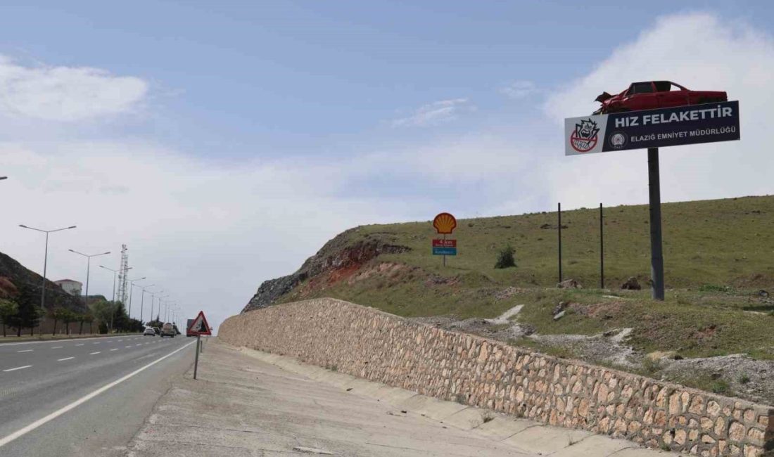 Elazığ İl Emniyet Müdürlüğü, anayol kenarına kaza yapan bir aracı