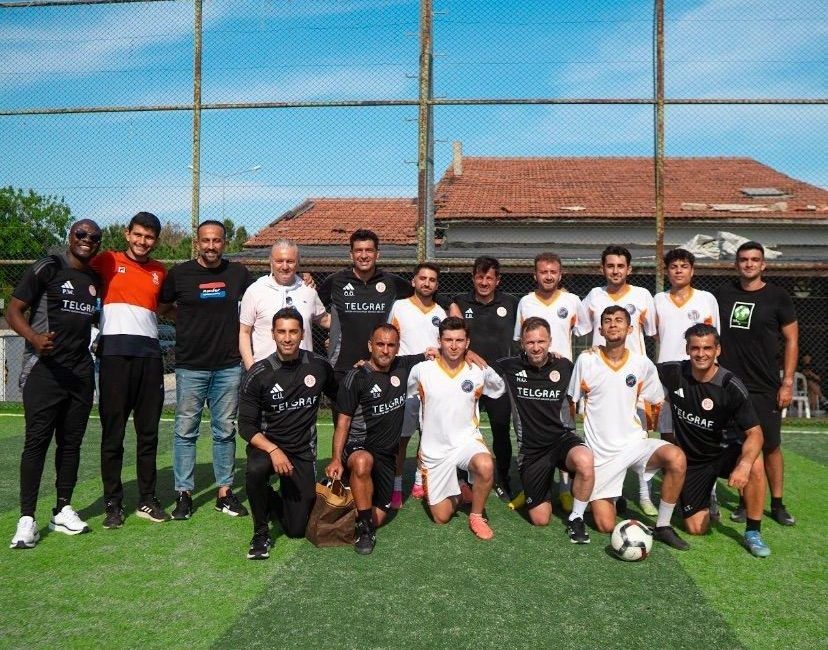 Emre Belözoğlu’ndan AÜ öğrencilerine sürpriz Antalyaspor Teknik Direktörü Emre Belözoğlu, teknik ekibiyle birlikte Akdeniz Üniversitesi’ni