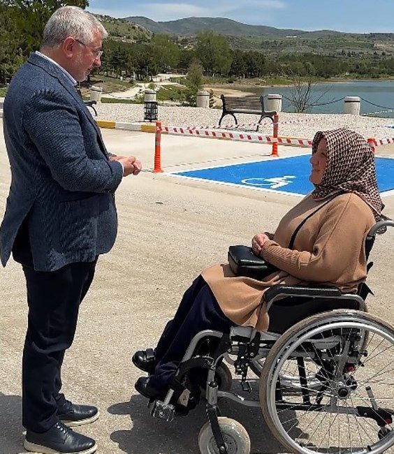 Engelli vatandaşın mesajına kayıtsız kalınmadı, barajda seyir alanı oluşturuldu Çorum’da engelli vatandaşın manzarayı izleyemediği için gönderdiği mesaj üzerine harekete