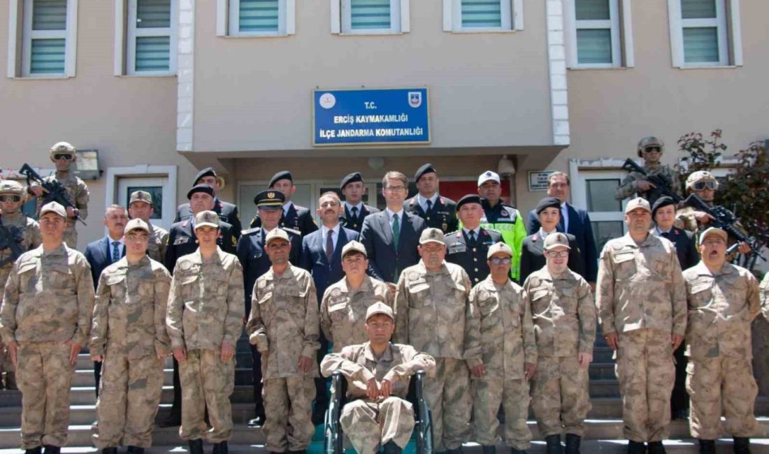 Erciş’te temsili askerlik töreni düzenlendi Van’ın Erciş ilçesinde temsili askerlik töreninde duygu dolu anlar yaşandı.