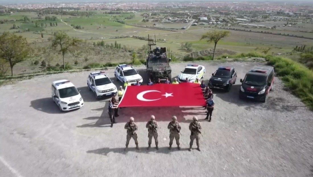 Erzincan’da polisler gençler için klip çekti Erzincan’da polisler, gençlerin 19 Mayıs Atatürk’ü Anma, Gençlik ve Spor