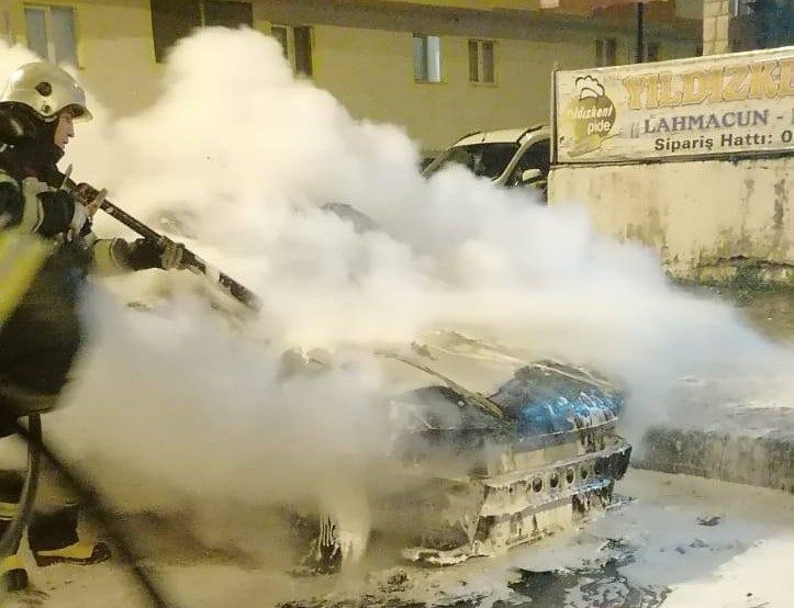 Erzurum’da meydana gelen araç yangını korkuttu, itfaiye kullanılmaz hale gelen