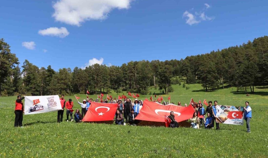 Erzurum’da gençler 19 Mayıs için yürüdü 19 Mayıs Atatürk’ü Anma, Gençlik ve Spor Bayramı dolayısıyla Oltu