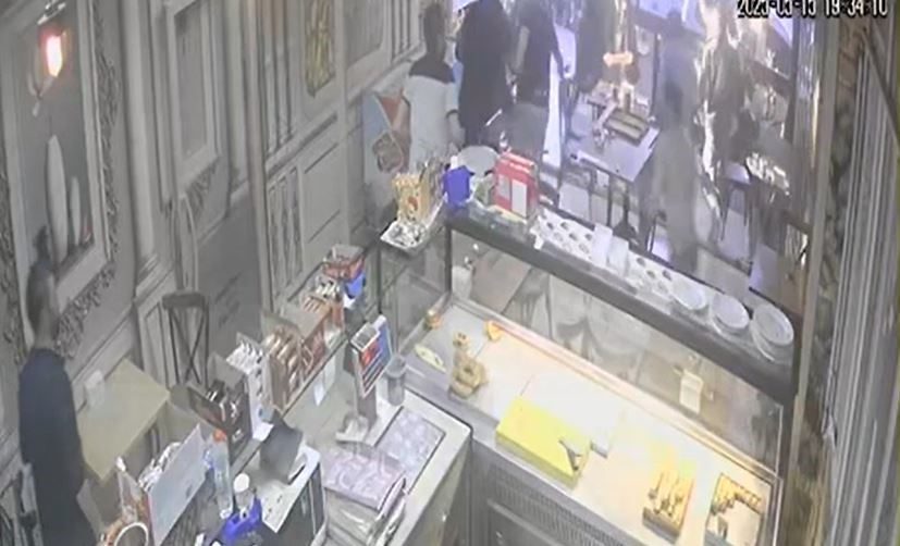 Esenyurt’ta bir restoranda oturan vatandaşlar, sokaktan geçen bir aracın yüksek