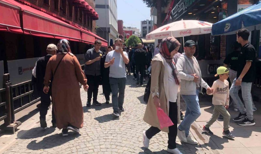 Eskişehir’de sıcak havayı fırsat bilen vatandaşlar çarşıya akın etti Eskişehir’de güneşli havayı fırsat bilen vatandaşlar çarşıda yoğunluk oluşturdu. Güneşli