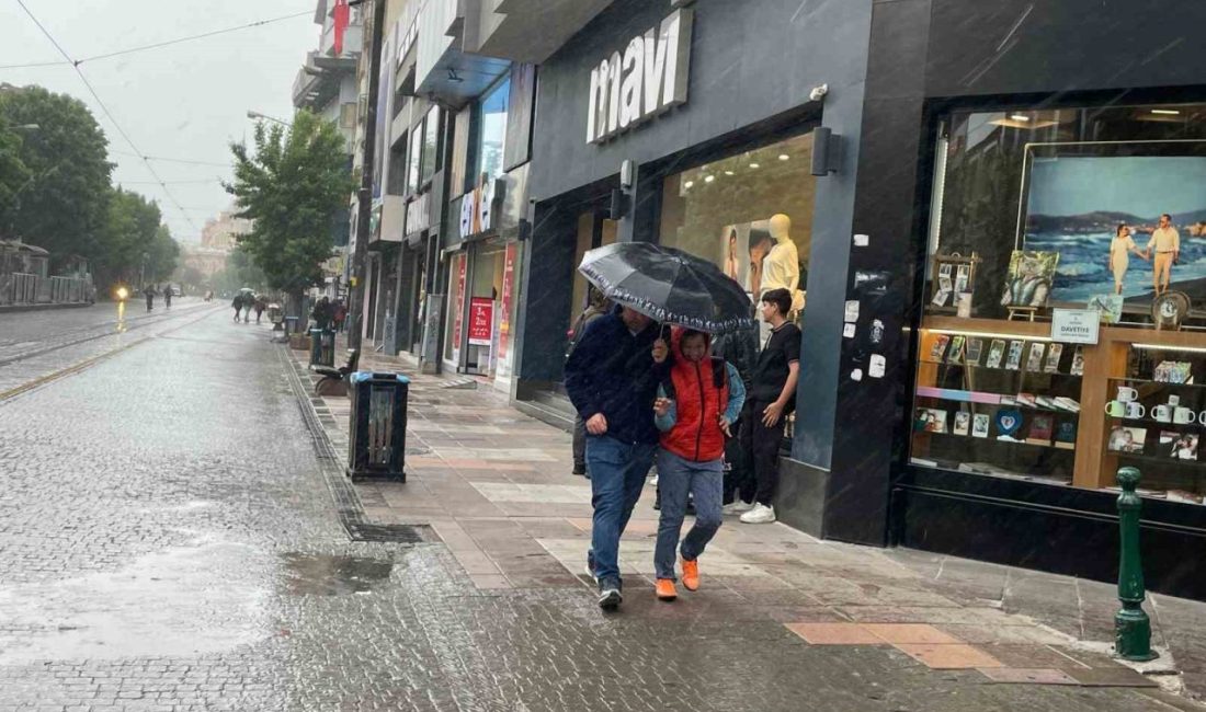 Eskişehir’de etkili olan sağanak yağmura karşı vatandaşlar şemsiyeleri ile önlem