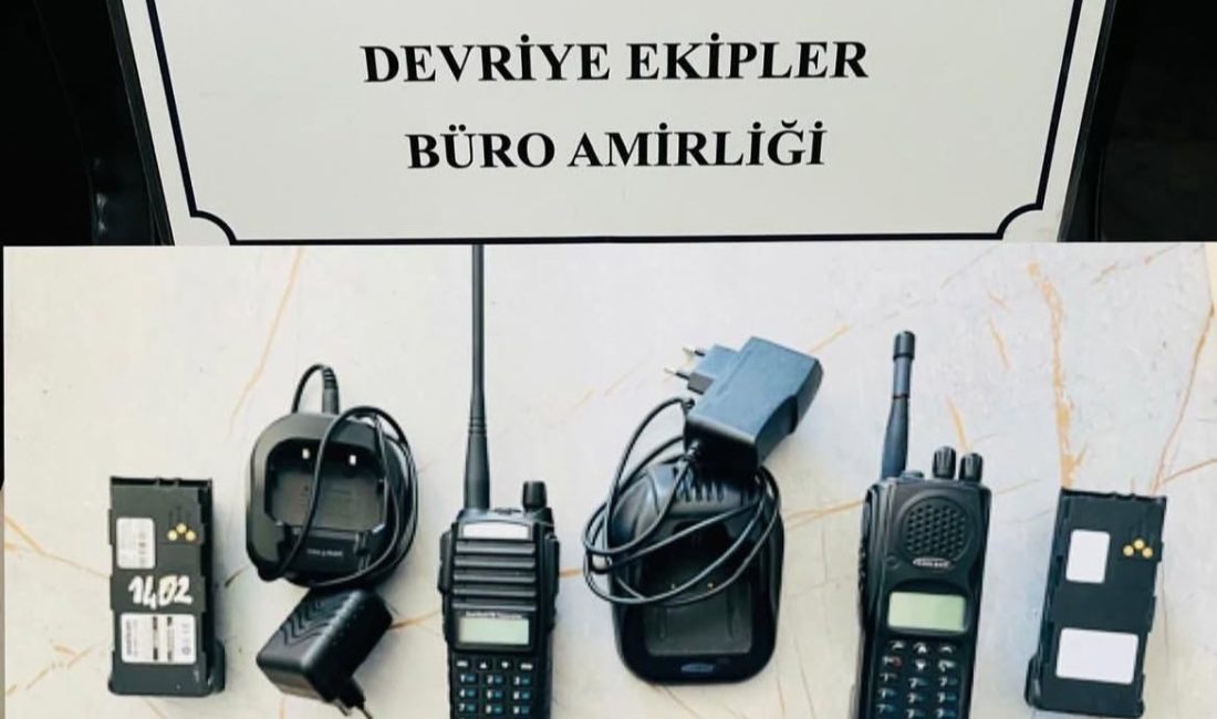 Telefonundaki silah ve telsiz ile çekildiği fotoğrafları sanayi sitesindeki esnafa