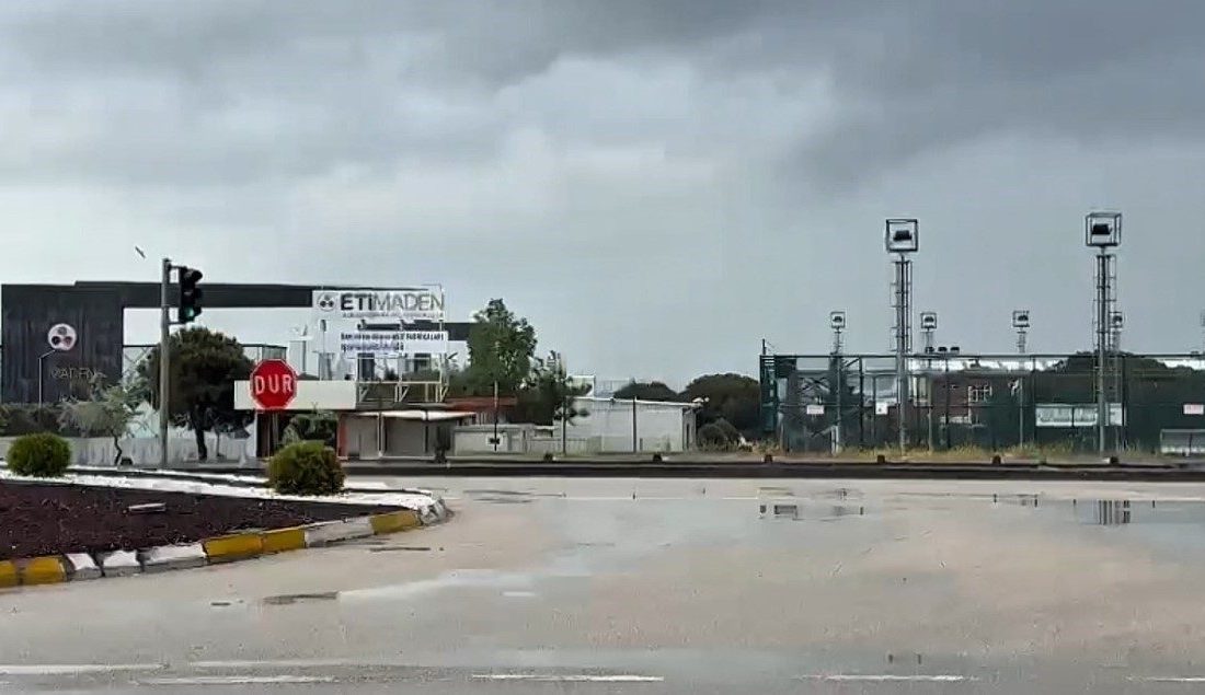 Balıkesir’in Bandırma ilçesinde etkili olan sağanak yağış sonrası meydana gelen