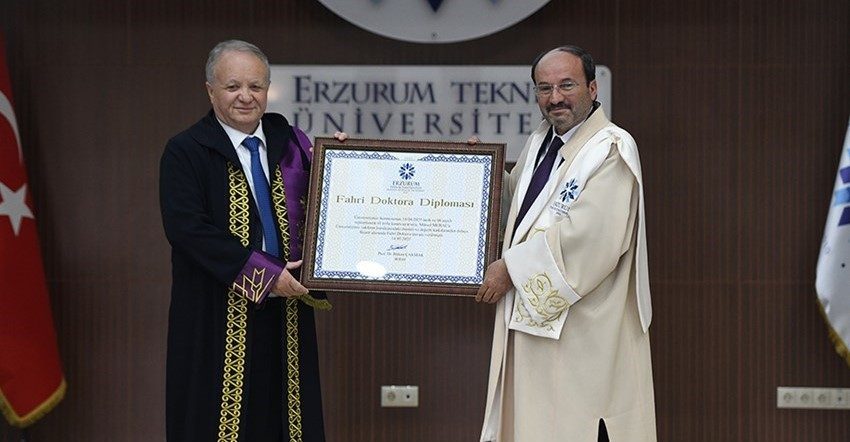 ETÜ’de 2024-2025 yılı akademik giysi ve ödül töreni gerçekleştirildi ETÜ’lü akademisyenlerin cübbe giydiği ve Atıf, Yayın, Bilim, Proje, Başarı,