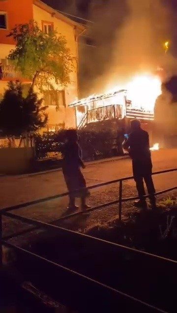 Evin önündeki garaj alevlere teslim oldu Karabük’te bir evin önündeki garajda çıkan yangın, itfaiye ekiplerinin hızlı