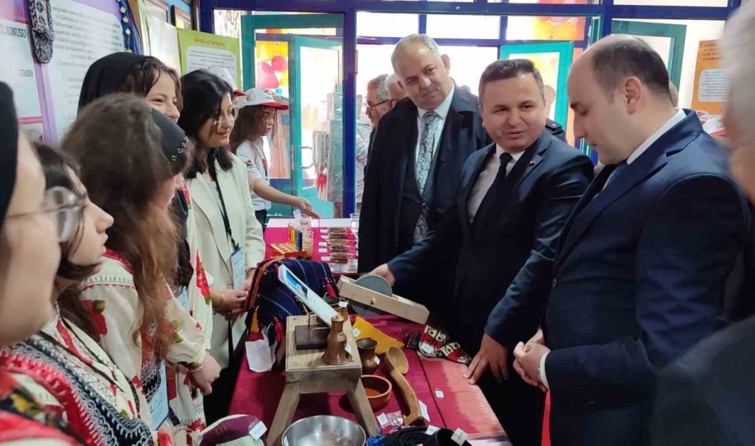 Eynesil’de bilim şenliği ilgi gördü Giresun’un Eynesil ilçesinde düzenlenen Bilim Fuarı’nda, Şehit Şahin Abanoz Ortaokulu’nun