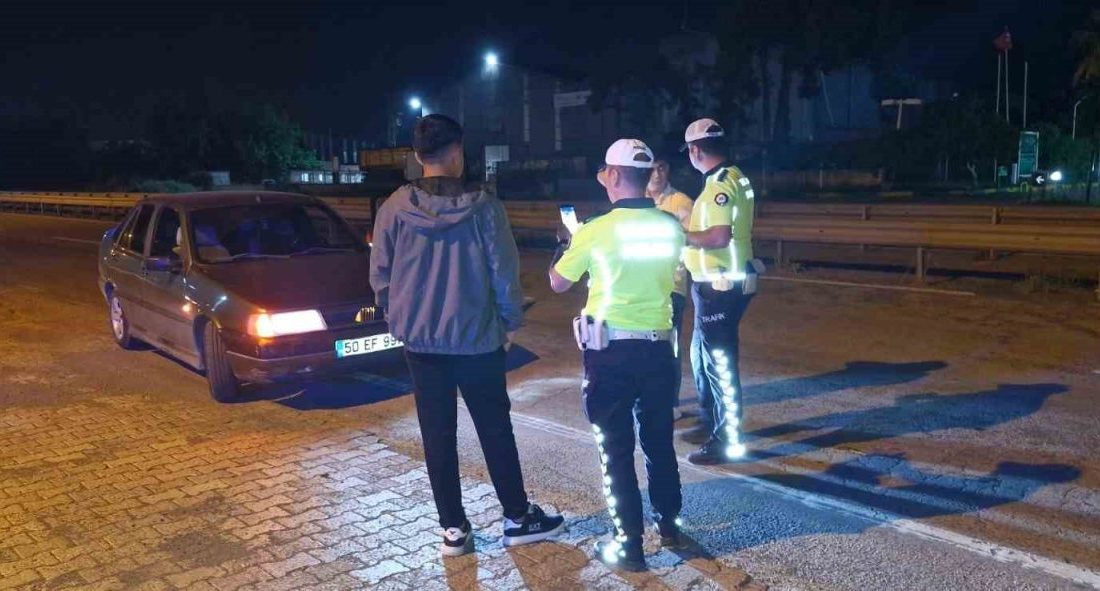 Farının biri yanmayan sürücüye ceza Hatay’da polis ekiplerinin yaptıkları denetimlerde farının biri yanmayan araç sürücüsüne