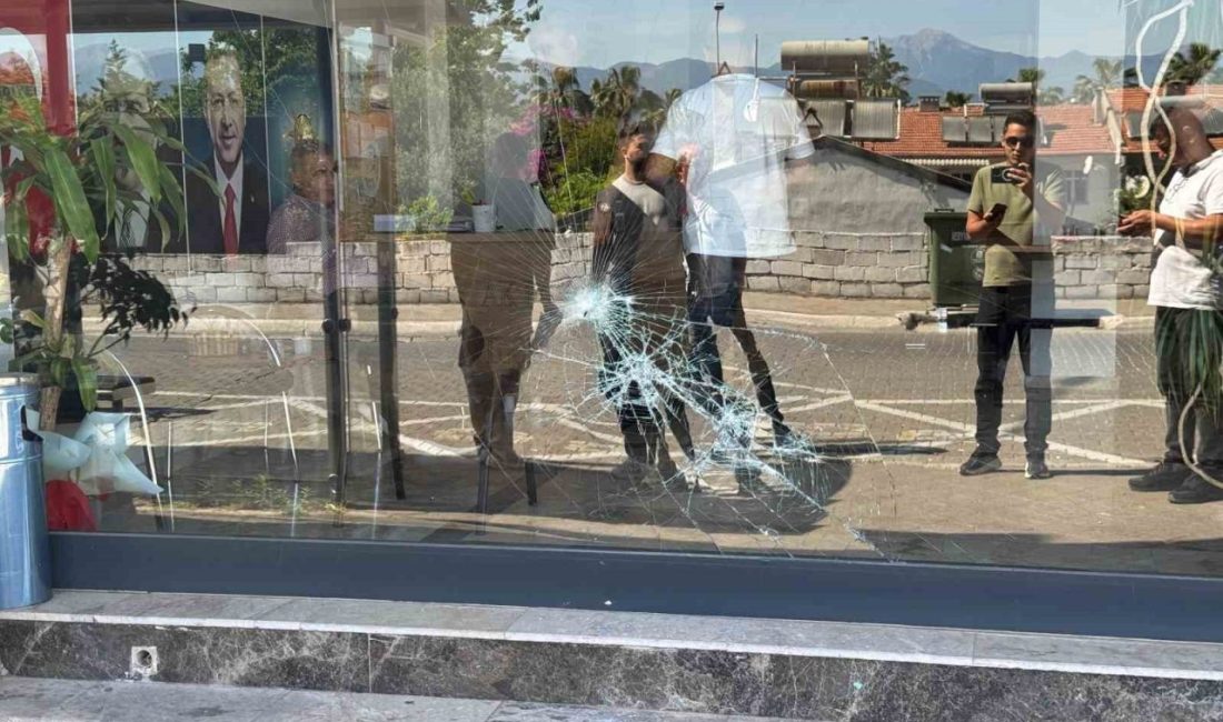Fethiye’de AK Parti İlçe Başkanlığı binasına taşlı saldırı Muğla’nın Fethiye ilçesinde AK Parti İlçe Başkanlığı binasına taşlı saldırı