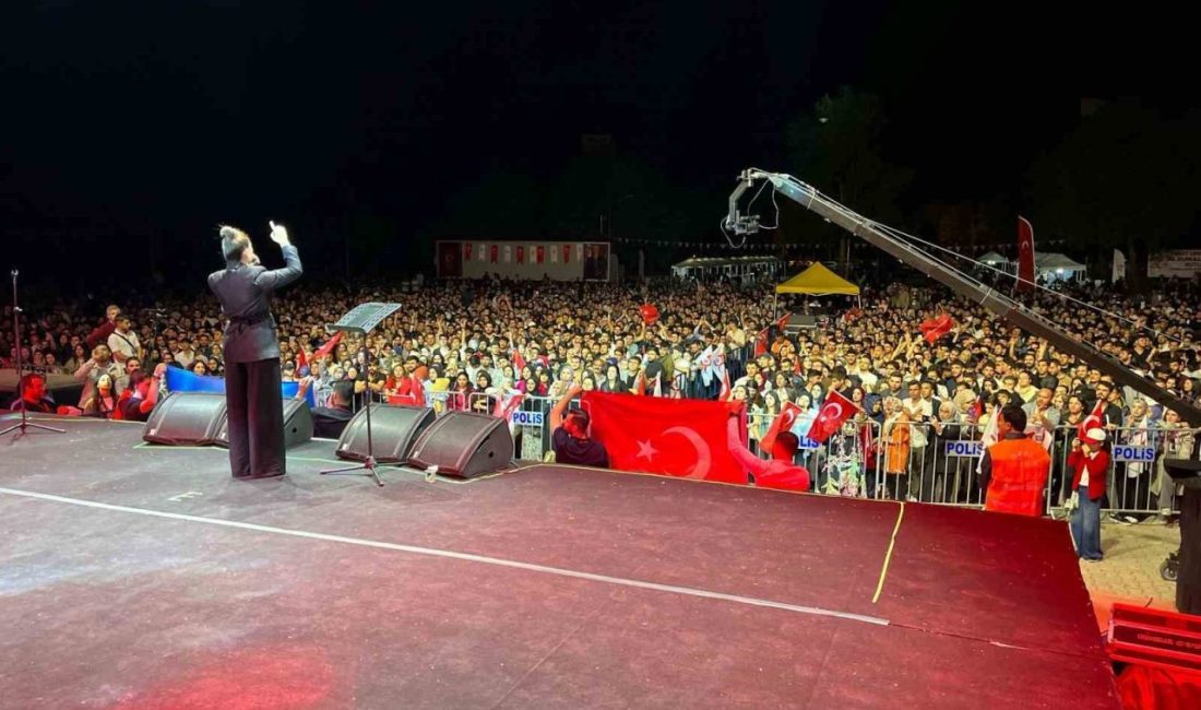 FÜ 50. yıl festivali Azerin’in unutulmaz konseriyle sona erdi Fırat Üniversitesinin 50. kuruluş yılı dolayısıyla Elazığ Belediyesinin ev sahipliğinde