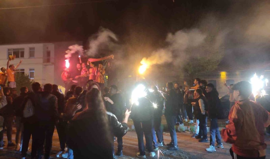 Galatasaraylı taraftarlar, Trendyol Süper Lig’de mutlu sona ulaşan takımlarının şampiyonluğunu