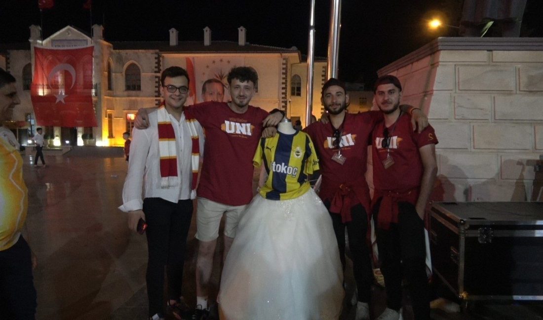 Galatasaray taraftarları sınır kentinde şampiyonluğu renkli görüntülerle kutladı Trendyol Süper Lig’de bitime iki hafta kala Kayserispor’u evinde 3-0
