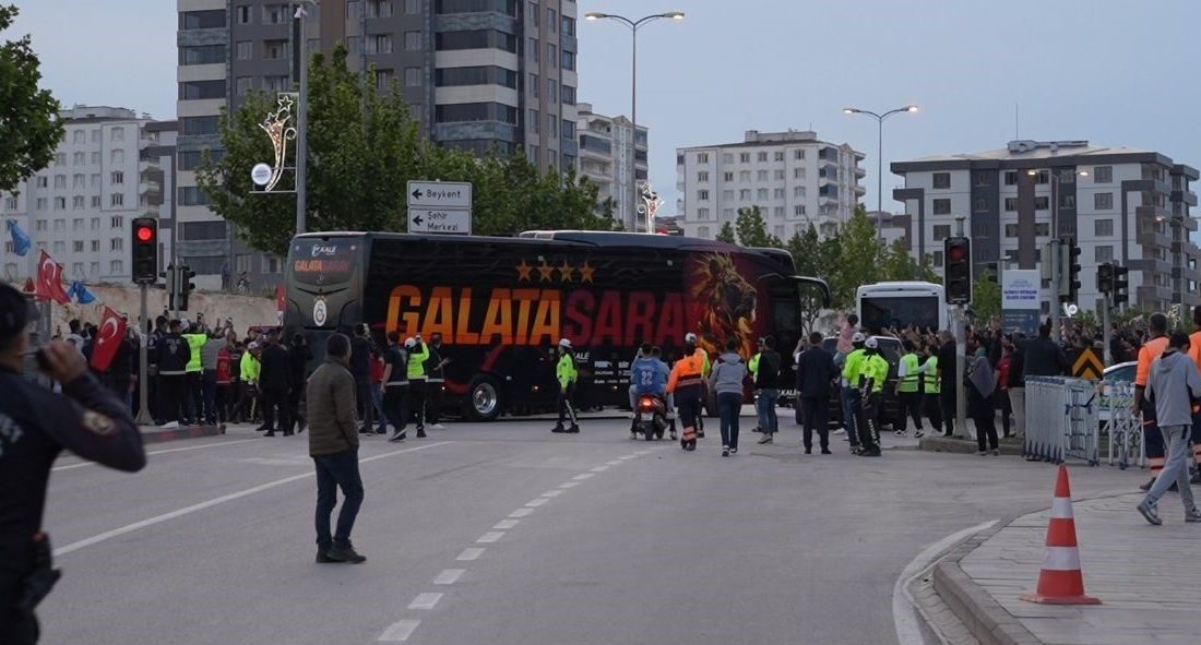Galatasaray ve Trabzonspor kafileleri Gaziantep Stadyumu’nda Galatasaray ve Trabzonspor kafileleri, Ziraat Türkiye Kupası finali öncesi konakladıkları