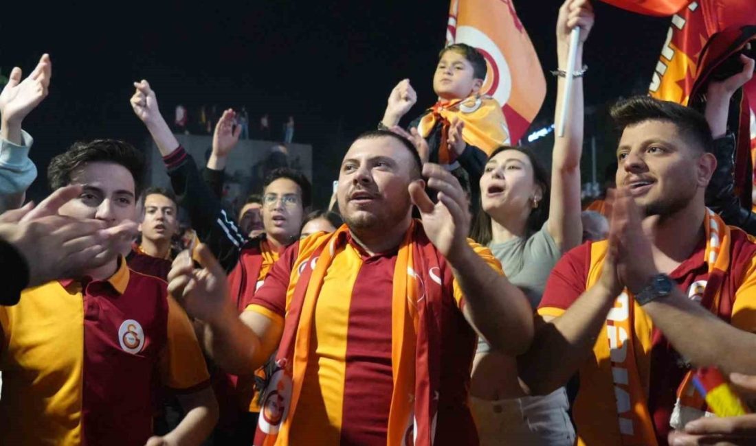 Galatasaray’ın şampiyonluğu Ankara’da coşkuyla kutlandı Galatasaray’ın 25. şampiyonluğu Ankara’da tezahüratlar, davul, zurna ve halaylar eşliğinde