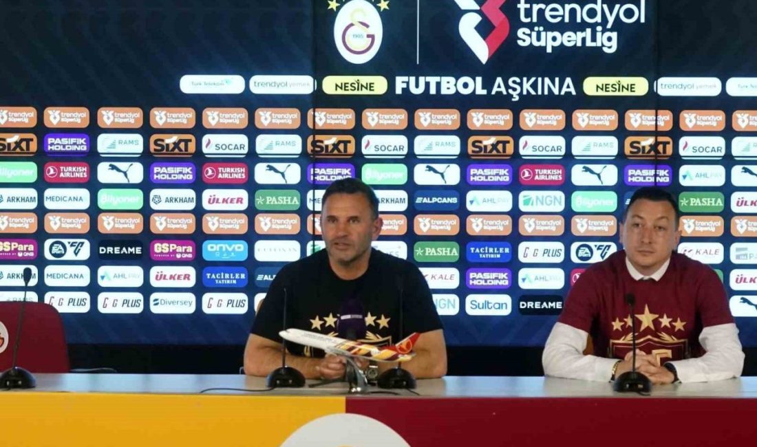 Galatasaraylı futbolcular, Teknik Direktör Okan Buruk’un basın toplantısına gelerek, burada
