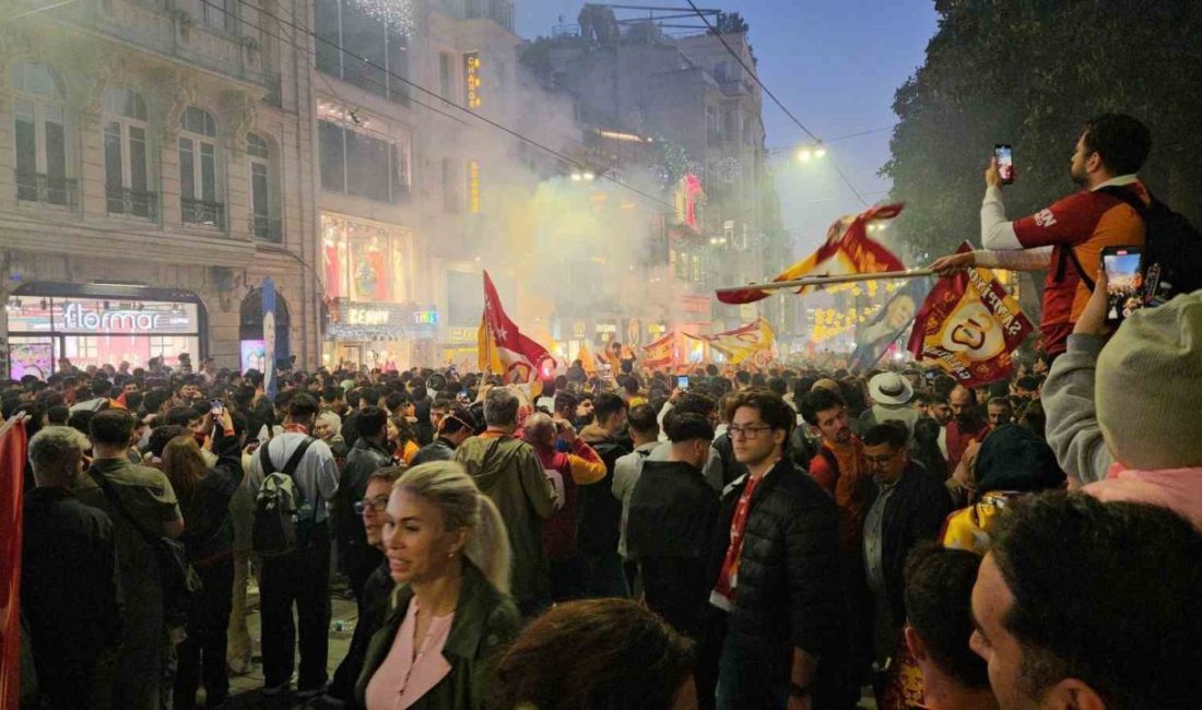 Galatasaraylı taraftarlar maçın bitiminde Taksim’e akın etti Trendyol Süper Lig’in 36. haftasında 25. şampiyonluğunu ilan eden Galatasaray’da