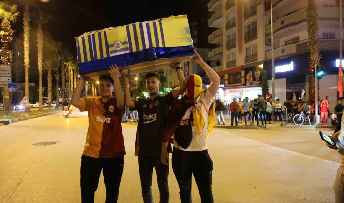 Galatasaraylı taraftarlardan Fenerbahçe’ye tabutlu gönderme Şampiyonluğunu ilan eden Galatasaray’ın Adana Kozan’daki bazı taraftarları, Fenerbahçe bayrağını