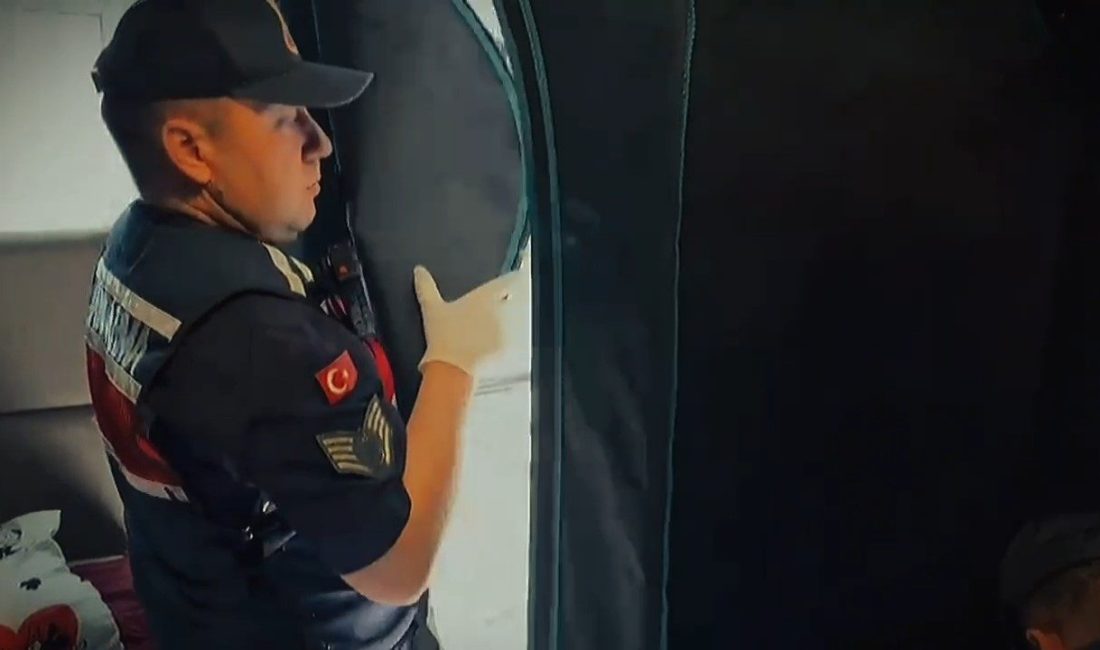 Tekirdağ’ın Şarköy ilçesinde bir evde yapılan aramada, giysi dolabı görünümlü