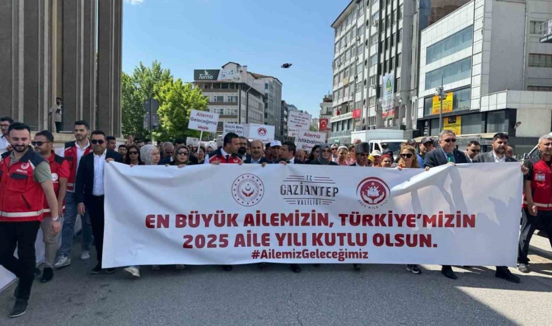 Gaziantep’te ’Aile Yılı’ kapsamında düzenlenen kortej yürüyüşü ve mehteran konseri,