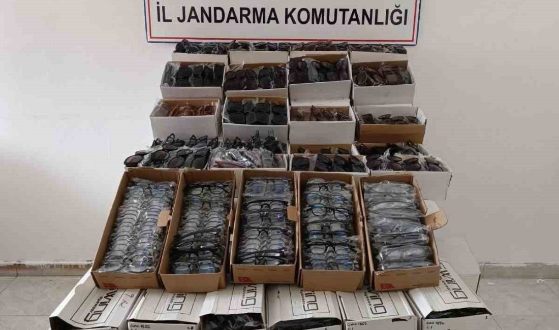 Gazipaşa’da araçta 3 bin kaçak gözlük ele geçirildi Antalya’nın Gazipaşa ilçesinde durdurulan bir araçta 2 bin 500 kaçak