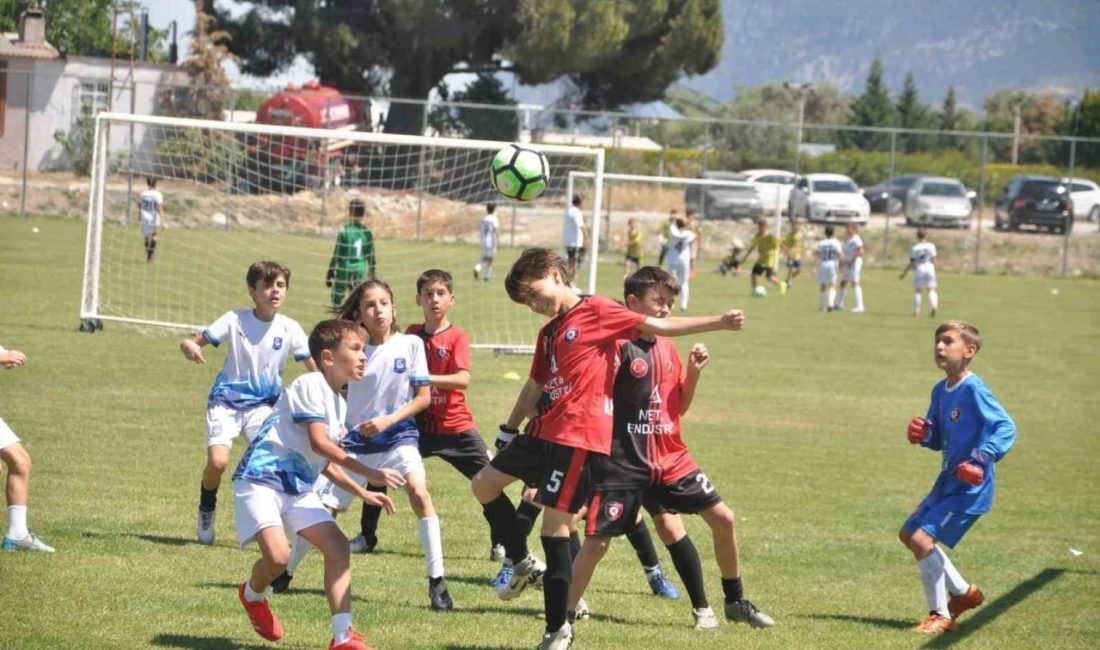 Yunusemre Belediyesi 19 Mayıs Futbol Turnuvası 16 takımın katılımıyla düzenlendi.