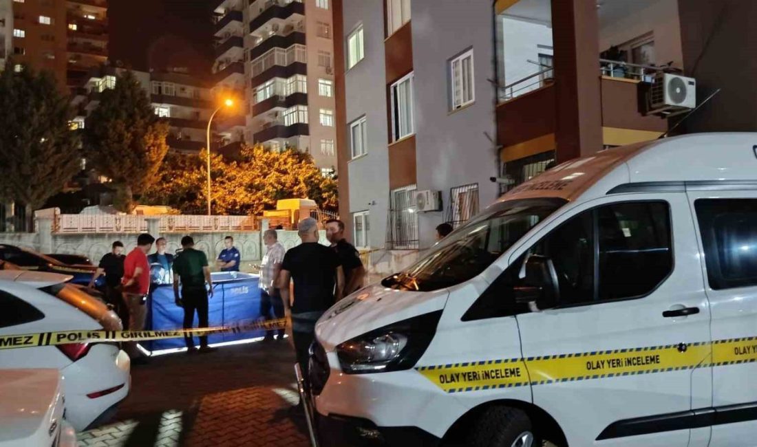 Genç kadını katledip intihar etti Adana’da genç bir kadın, evde sevgilisi tarafından 10 yerinden bıçaklanarak