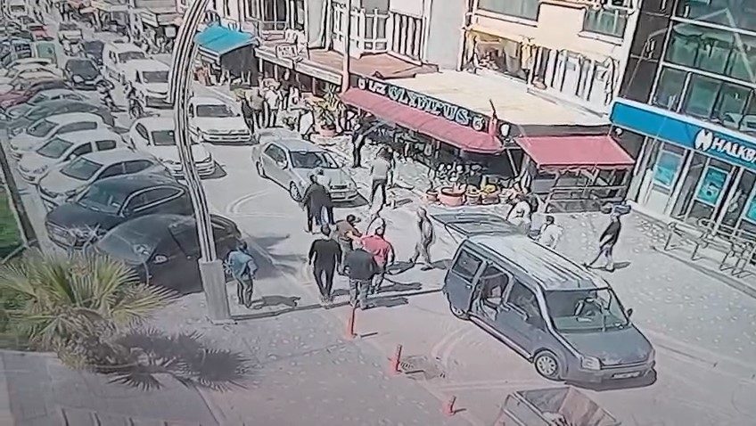 Genç kadını sürükleyerek böyle kaçırmaya çalıştılar, tutuklandılar Bursa’nın Gemlik ilçesinde bir kadını yerde sürükleyip zorla araca bindirmeye