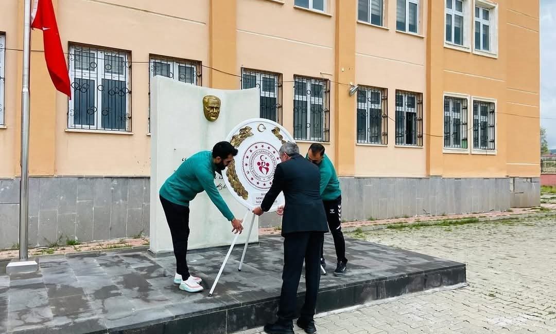 Gençlik haftası coşkusu çelenk sunma töreni ile başladı Ağrı’nın Diyadin ilçesinde 15-21 Mayıs Gençlik Haftası kapsamında çelenk sunma
