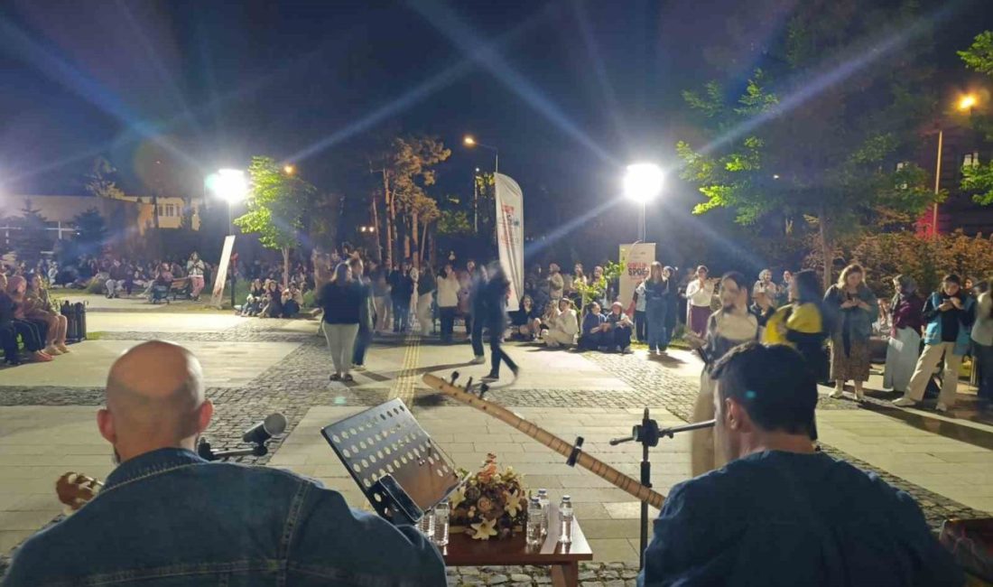 ’Gençlik Konseri’nde büyük coşku yaşandı Eskişehir’de bir kız öğrenci yurdunda ’Gençlik Haftası’ çerçevesinde ’Gençlik Konseri’