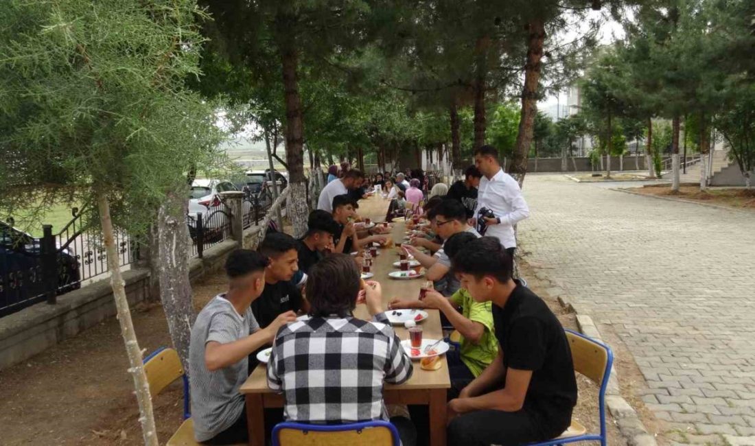 Gercüş Kaymakamı öğrencilerle kahvaltıda bir araya geldi Batman’da Gercüş Kaymakamı Muhammed Öztaş, Gercüş Anadolu lisesini ziyaret ederek